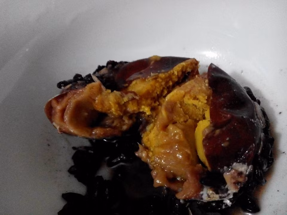 Sau khi đủ nguyên liệu, bạn hãy phơi khô đại kế, tán bột nhỏ, trộn với trứng gà và rượu cái. Cuối cùng cho mỡ vào xào lên rồi ăn. Ảnh: Tintuc.