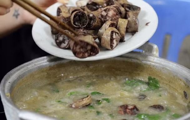 Với món này người ta thường nấu cháo loãng với nước xương sau đó dùng cháo làm nước nhúng lẩu, trần rau, thịt. Ảnh: World news.