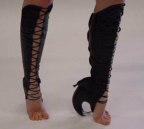 Đôi boot hở mũi lấy cảm hứng từ mỏ diều hâu.