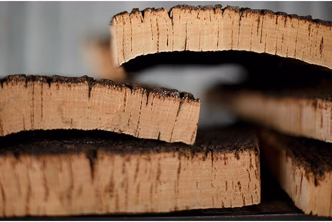 Ngoài ra trong nhựa, vỏ, lá cây hoa sữa có những thành phần được sử dụng làm thuốc có tác dụng kháng khuẩn, điều trị sốt rét.