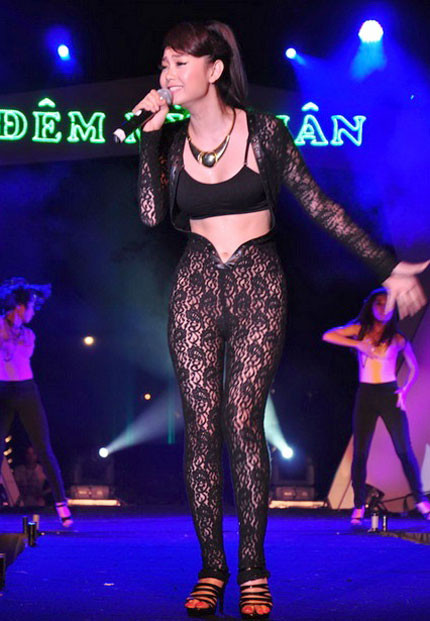 Chiếc quần ren bó sát vào cơ thể này cũng khiến hình ảnh Minh Hằng xấu đi. Ảnh: Vietnamnet.