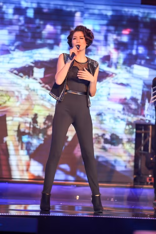 Trang Trần từng gây sốc và khiến fan nhức mắt vì chiếc quần bó chẽn phản chủ. Ảnh: 8Showbiz.