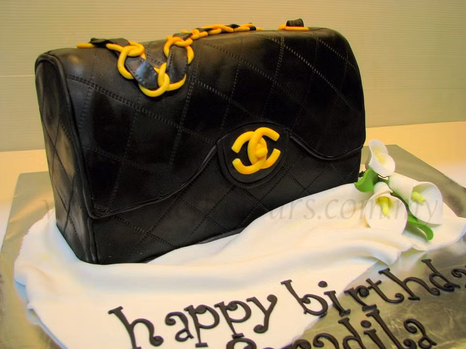 Một chiếc bánh kem cực độc với hình dáng chiếc túi Chanel nổi tiếng và được nhiều chị em yêu thích nhất.