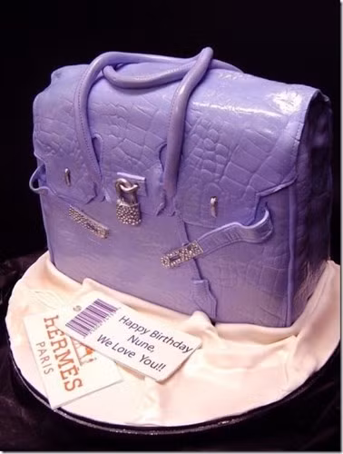 Bánh kem hình túi Hermes màu tím thời thượng và bắt mắt chắc chắn làm các nàng reo lên vì sung sướng