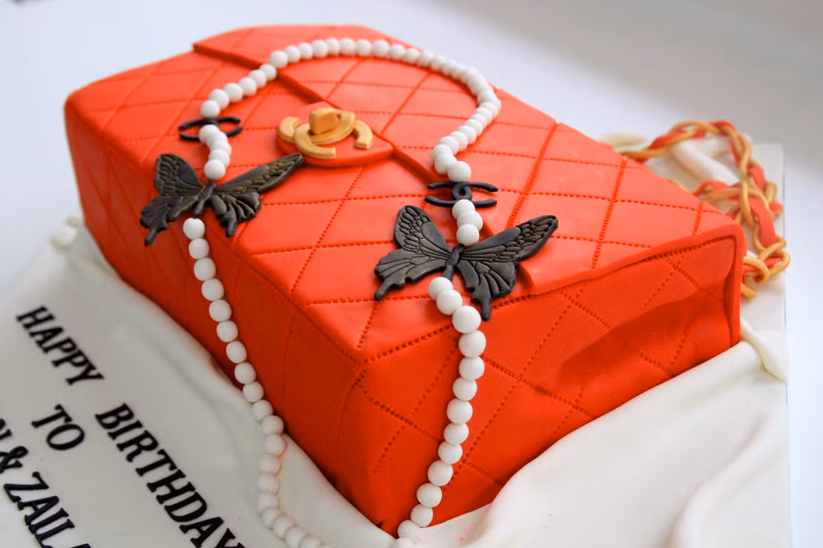 Hay sang chảnh sàng điệu với vòng cổ và túi xách Chanel rực rỡ.