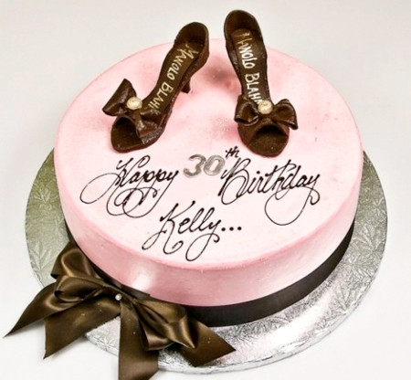 Một mẫu bánh kem khác hợp với cô nàng mê thời trang.