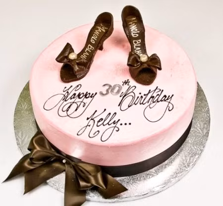 Một mẫu bánh kem khác hợp với cô nàng mê thời trang.