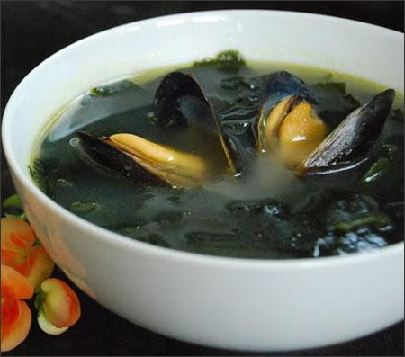 Nguyên nhân là vì trong hoa quả có nhiều tannin, chất này được đưa vào cơ thể sau khi ăn món ngao trai hến sẽ kết hợp với protein, canxi có nhiều trong hến, trai, ngao tạo thành canxi không hòa tan khiến bạn bị kích thích đường tiêu hóa, đau bụng, khó tiêu.