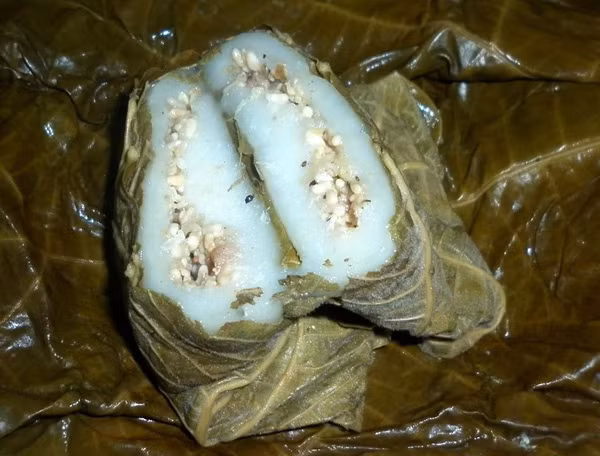 Đến với Tuyên Quang bạn sẽ có cơ hội thưởng thức những món ngon dân dã và độc đáo trong đó có món bánh nếp nhân trứng kiến.