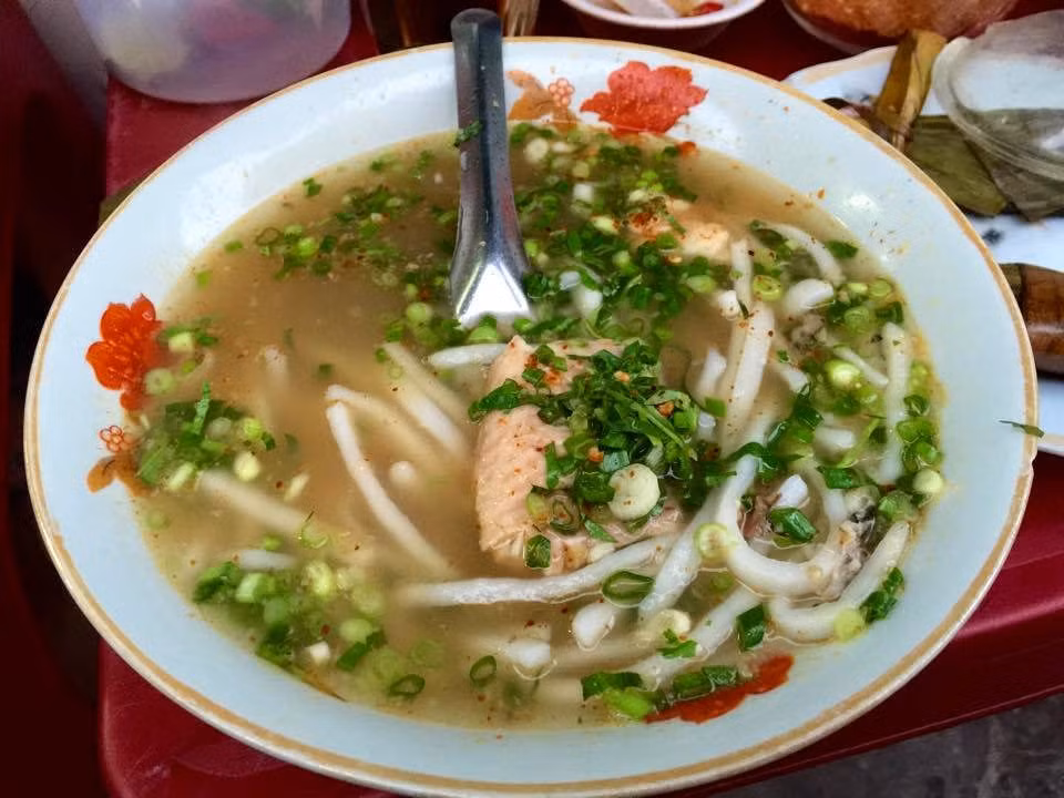 Quảng Trị nổi tiếng với món cháo vạt giường ăn nóng cùng cá lóc và rất nhiều ớt.