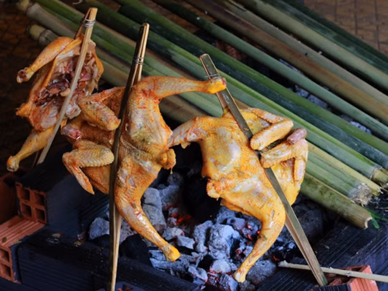 Gia Lai lại nổi tiếng với món gà sa lửa béo ngậy, ngọt đậm thơm lừng nướng chín trên than hồng.