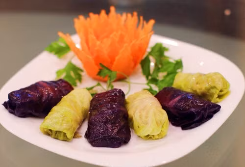 Món bắp cải cuốn đơn giản. Món ăn được làm từ thịt băm nhuyễn, thêm mộc nhĩ, gia vị , giá đỗ... Sau đó người ta dùng lá bắp cải đã trần qua nước nóng cuốn nhân và hấp chín.