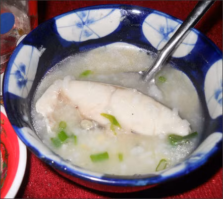 Cháo cá cu là đặc sản nổi tiếng của vùng Quảng Nam, Đà Nẵng. Món cháo có hương vị đậm đà, béo nhưng không ngán ngấy. Ảnh: Toptenmonngon.