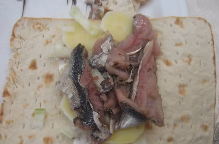 Món này nặng mùi đến mức một khi mở nắp thì cả một không gian rộng lớn đều bị nhuốm mùi hôi thối, tanh nồng rất kinh khủng. Ảnh: Vietnamnet.