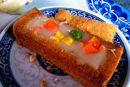 Món ăn này có hình dáng như chiếc quan tài, nên mới được đặt cho cái tên dựng tóc gáy như vậy. Ảnh: Khám phá.