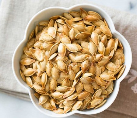 Hạt bí ngô phải giã nhuyễn hoặc xay bằng cối xay, sau đó cho vào nồi thêm ít nước đun sôi để nguội vắt lấy nước cốt. Cuối cùng, bạn thêm nửa chén nước cốt dừa khô và uống hết một lần vào buổi sáng khi bụng đói, giun sẽ bị say và bị thải ra ngoài. Ảnh: Mẹ quê.