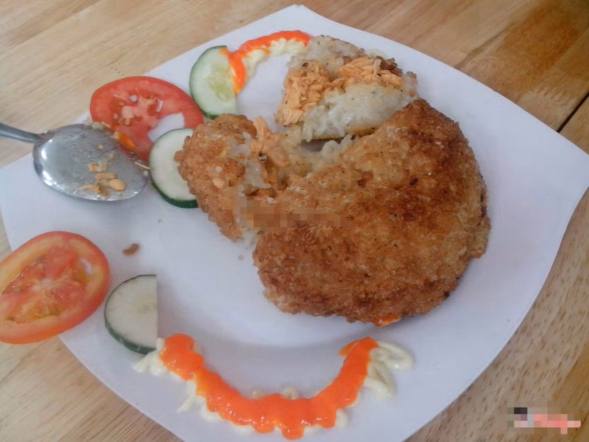 Món ăn có thể ăn kèm một ít tương ớt, rau thơm cho đậm đà và lâu ngán.