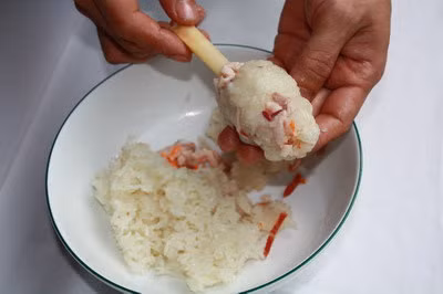 Món đặc sản xôi Tây Bắc thứ hai phải kể tới là xôi mặn nướng mía.