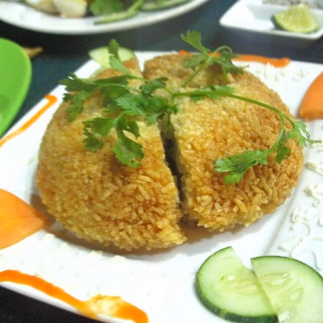 Khi cho một miếng xôi thằng Bờm vào miệng, cảm nhận vị giòn rụm của lớp vỏ bên ngoài, cái dẻo mềm của lớp nếp pha quyện vị ngọt nhẹ của nước gà được tiết ra từ phần nhân không gì ngon sánh bằng.