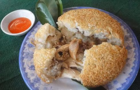 Miếng xôi thằng Bờm còn gây ấn tượng với vị thịt gà đậm đà, ngọt lịm còn giữ nguyên mùi than hồng... quyện với từng hạt xôi.