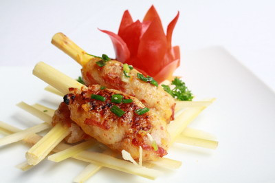 Món này được chế biến khá cầu kỳ. Đầu tiên người ta phải đồ xôi trắng dẻo thơm sau đó nhồi cùng tôm băm cuộn vào thanh mía và nướng vàng trên than hồng.