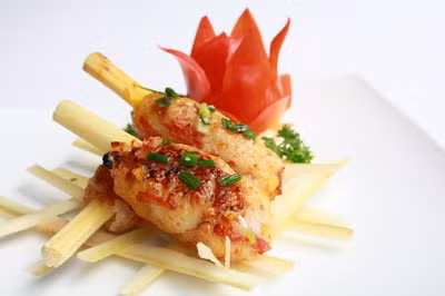 Món này được chế biến khá cầu kỳ. Đầu tiên người ta phải đồ xôi trắng dẻo thơm sau đó nhồi cùng tôm băm cuộn vào thanh mía và nướng vàng trên than hồng.