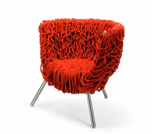 Chiếc ghế lấy cảm hứng từ nghề dệt truyền thống ở Brazil, được tạo thành từ cách cuốn các sợi chỉ lớn không dùng tới vào nhau để tạo ra dải to như dây thừng.
