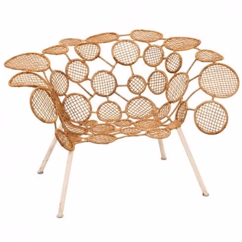 Một món đồ nội thất tái chế từ rất nhiều vòng tròn mây nhỏ kết lại cùng nhau.