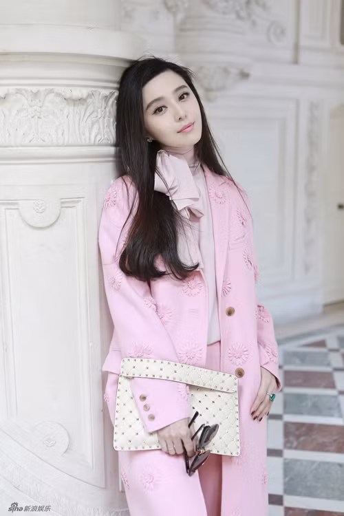 Cô là ngôi sao châu Á tại Paris Fashion Week nổi bật nhất.