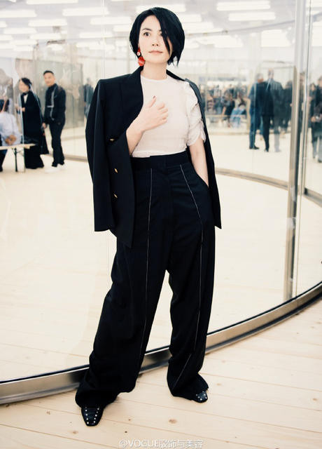 Vương Phi trẻ trung nổi bật với phong cách thời trang hiện đại bắt kịp xu hướng.