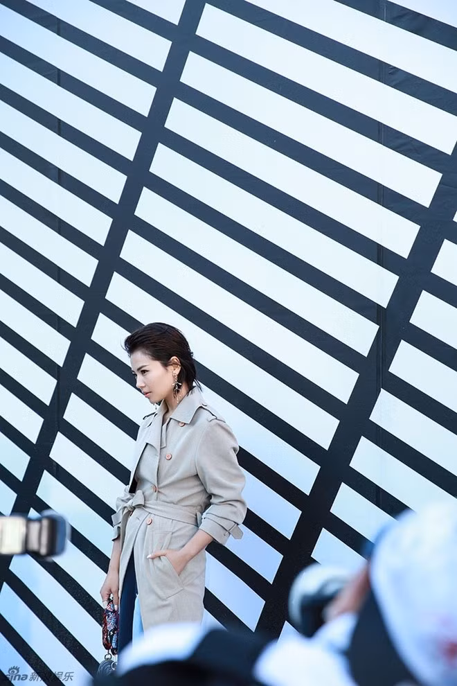 Lưu Đào được khá nhiều cơ quan truyền trông quan tâm vì gu thời trang ấn tượng của mình khi xuất hiện lần này.