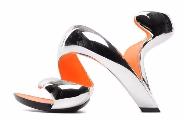 Julian Hakes chính là hãng sản xuất của đôi giày xoắn mà Văn Mai Hương đang sở hữu. Ảnh: Blog tâm sự.