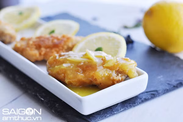 Nước sốt chanh là loại nước sốt cho món gà ngon tuyệt đỉnh đầu tiên Kiến Thức muốn giới thiệu. Nước sốt chanh kết hợp với gà rán giúp món ăn không hề bị ngấy, rất phù hợp với những người không muốn tăng cân. Ảnh: Làm sao.