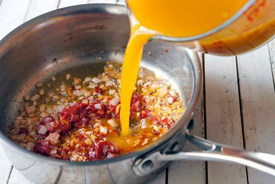 Cách làm: Cho bơ vào nồi đun tan chảy tiếp đến cho hành tây, ớt vào đun cuối cùng là cho gia vị, nước ép xoài và cà chua vào đun chín tắt bếp. Đem sốt đã đun cho vào máy xay nhuyễn rồi đun lại một lúc là xong phần sốt ngon tuyệt vời. Ảnh: Afamily.