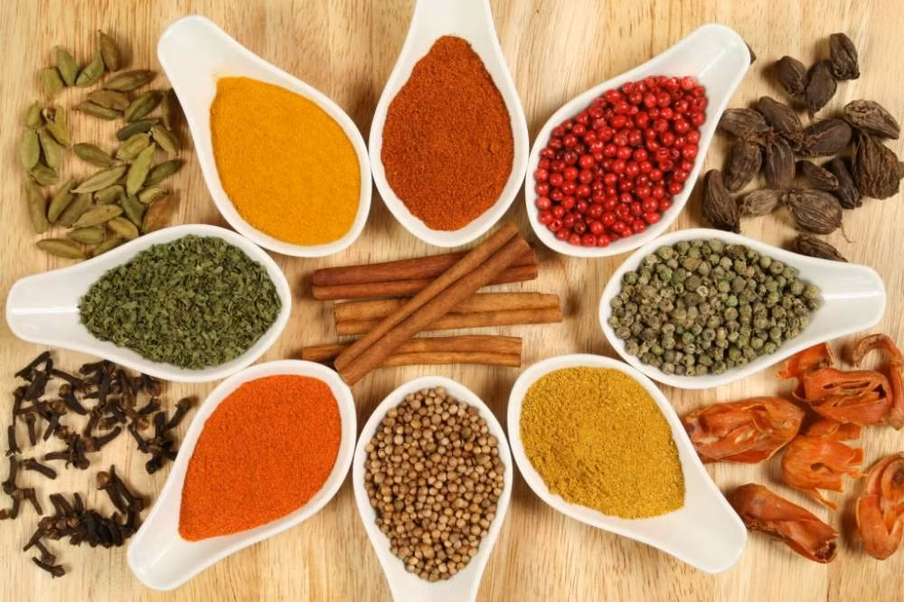 Mọi người cần chuẩn bị các nguyên liệu làm sốt ớt gồm: bột ớt hỗn hợp, bột ớt thường mỗi thứ 5g; bột tỏi, bột nghệ mỗi thứ 3g; bột bắp, bột hành, hạt nêm mỗi thứ 15g; muối, đường mỗi thứ 5g; 50ml nước. Ảnh: Tin. 