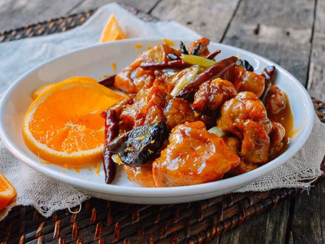 Sốt cam: Với nước sốt cam này các bạn có thể chế biến linh hoạt thành các món như: cánh gà sốt cam, thịt gà lọc sốt cam... để thay đổi thực đơn cho gia đình mình mỗi ngày. Ảnh: Phụ nữ.