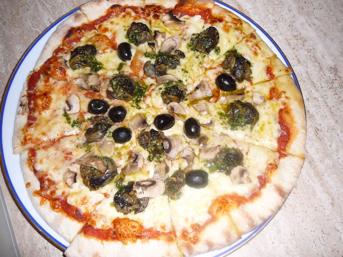 Pizza miệng ốc và oliu. Ảnh: Dailymean.