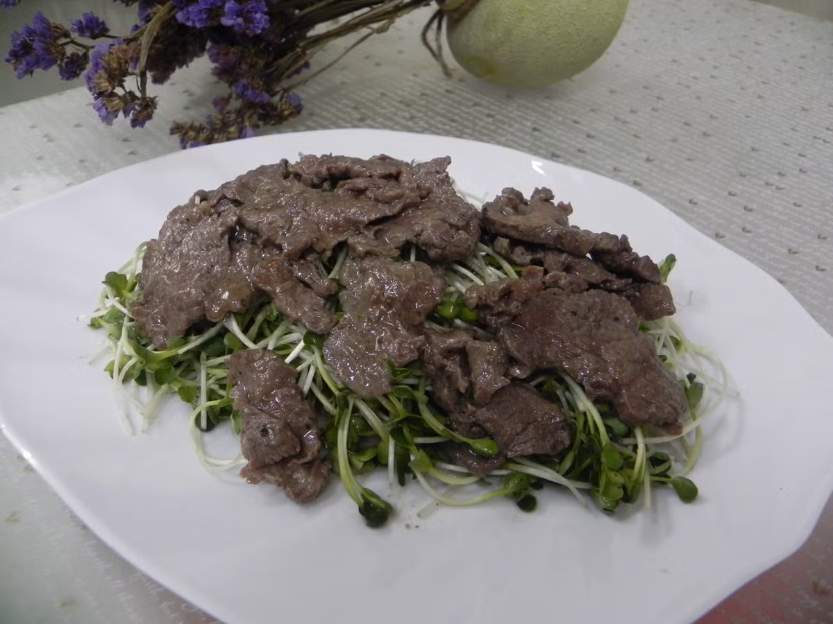 Thịt bò trộn rau đắng cũng là món ngon chế biến với rau đắng có hương vị đặc biệt bạn đừng bỏ lỡ. Ảnh: Blog Tổ cú mèo.