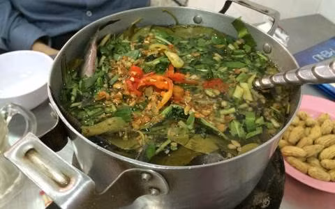 Rau đắng là loại gia vị hợp nhất với những món lẩu có vị tanh từ cá. Vị đắng từ loại rau này giúp xua đi mọi khó chịu do cá mang lại. Ảnh: Blog ẩm thực.