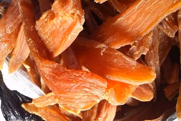 Vì thế, khi vào đúng mùa khoai lang, người ta thường luộc chín khoai số lượng lớn, sau đó cắt đôi rồi phơi tới khi miếng khoai khô cứng đanh lại và bọc túi kín bảo quản ăn dần trong mùa đói. Ảnh: Kênh nội trợ.