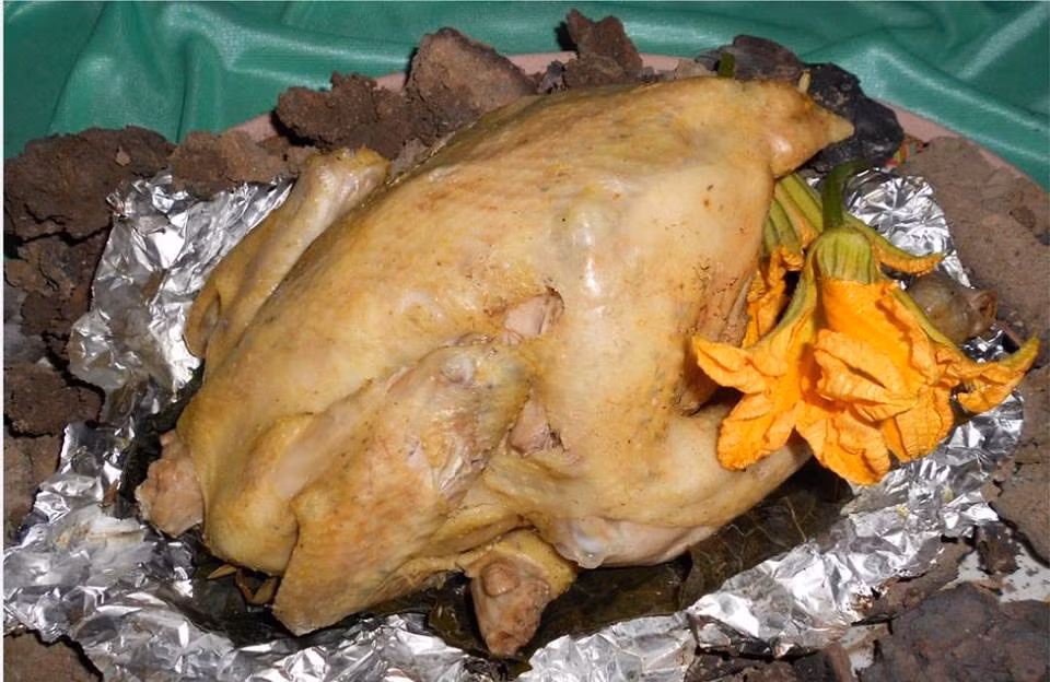  Gà đắp đất nướng: Trước đây là món ăn truyền thống gắn liền với các miền quê Việt Nam. Ảnh: Facebook Mẹ quê.
