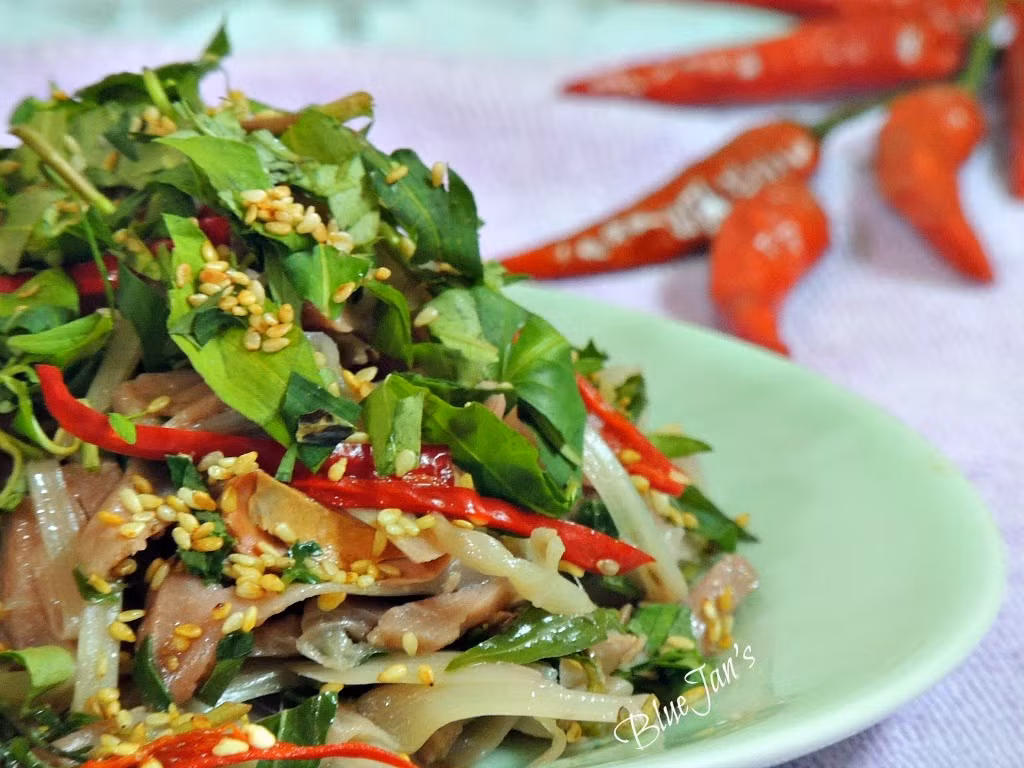 Gỏi mít non là món đặc sản Việt thường xuất hiện trong bữa cơm của người dân quê xứ Quảng nói riêng và người miền Trung. Món ăn được chế biến từ mít non, các loại rau thơm, đậu phộng và nước chấm.