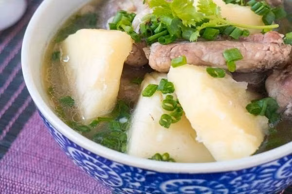 Sườn non hầm sa kê cũng là món canh ngon tốt cho sức khỏe. Để chế biến món này người bạn phải chặt sườn non thành miếng nhỏ sau đó ninh nhừ rồi cho sake vào hầm cùng. Ảnh: Yêu trẻ thơ.