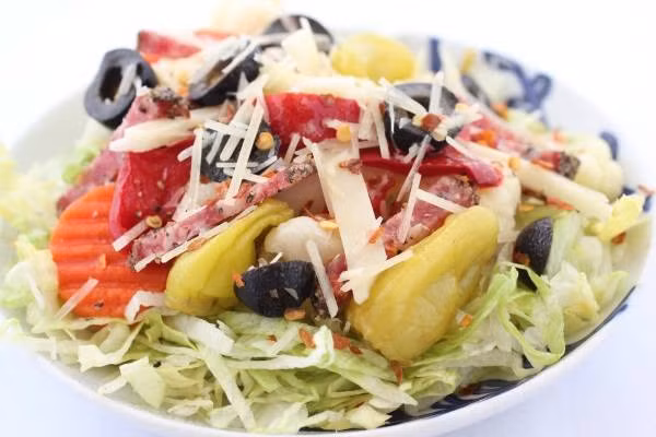 Salad sa kê thịt gà: Món này khi chế biến phải luộc chín sa kê, sau đó cắt từng lát mỏng cho ngâm vào cùng đường, nước chanh, muối, xì dầu, tiêu chừng 20 phút. Gà phải luộc chín để nguội xé nhỏ, xà lách, hành tây, bắp chuối xắt mỏng. Ảnh: Yêu trẻ thơ.