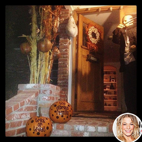 Bên ngoài cửa cô còn treo đầy bí ngô và nguyên một hình nhân ghê sợ. Ảnh: Zing.