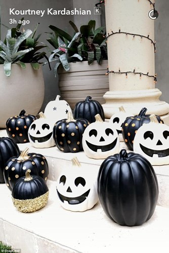 Kourtney Kardashian trang trí trước hiên nhà với bí ngô hình mặt người đen trắng. Ảnh: Saovui.