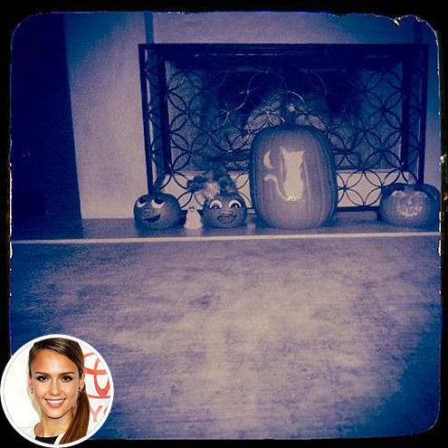 Jessica Alba trang trí nhà Halloween bằng những chiếc đèn ma từ bí ngô trong nhà và tắt toàn bộ điện để cảm nhận vẻ ma quái lập lòe phát ra từ quả bí trong đêm hội ma. Ảnh: Báo mới.