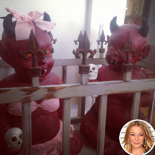 Nữ ca sĩ nhạc đồng quê Leann Rimes "đầu tư" một cặp đôi "quỷ sứ ma" để trang trí cho ngôi nhà ngày Halloween. Ảnh: Zing.