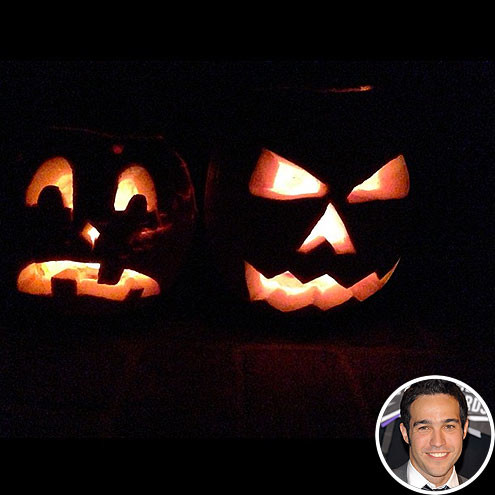 Đây là cách trang trí nhà Halloween của sao Pete Wentz. Anh chàng đặt những quả bí ngô phát sáng trong bóng tối tạo sự ma quái cho ngôi nhà. Ảnh: Zing.