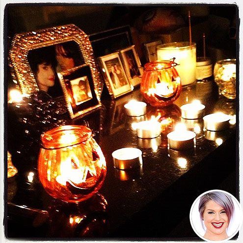 Cô nàng Kelly Osbourne thì chọn biến bàn trang điểm trong nhà đậm chất Halloween. Ảnh: Báo mới.
